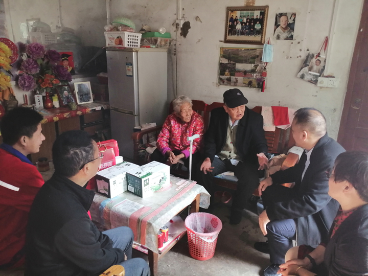 太康公司慰問老人