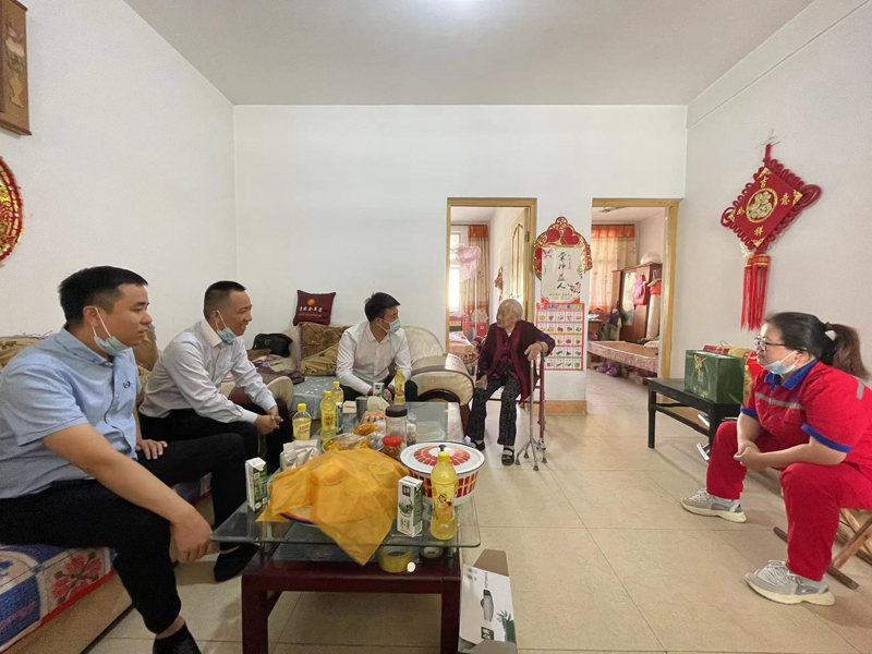 金鄉公司慰問老人