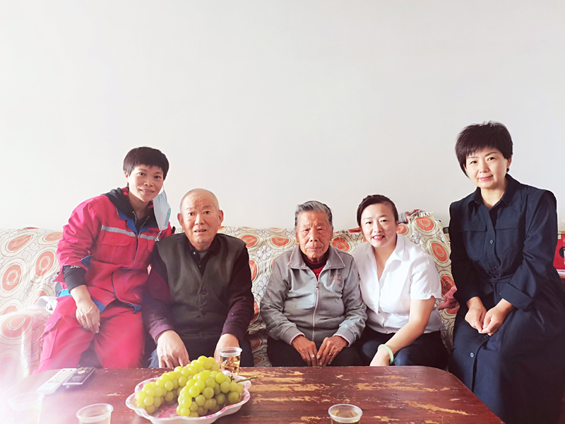 成武公司慰問老人